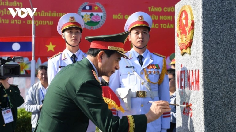 Vietnam, Laos promote border defence friendship exchange